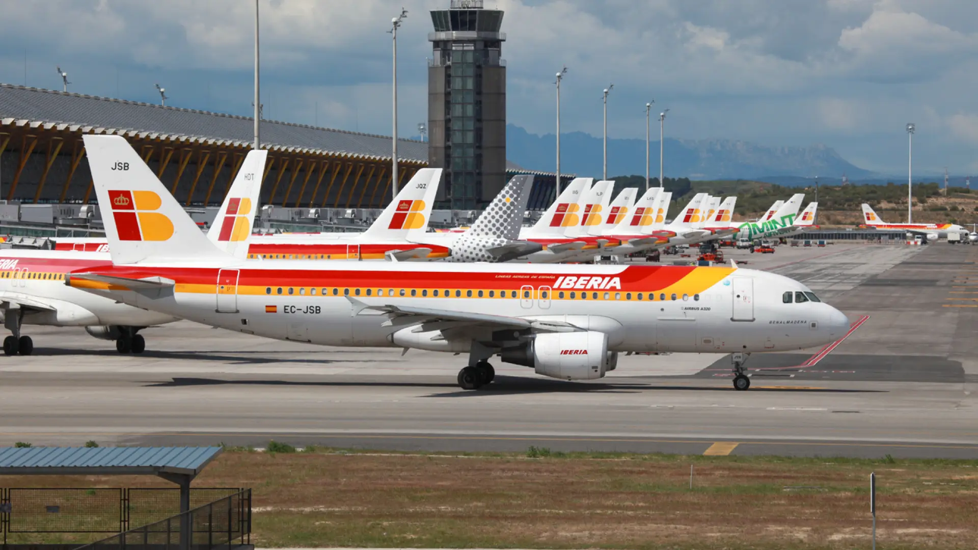 aeropuerto de madrid con aviones de qatar