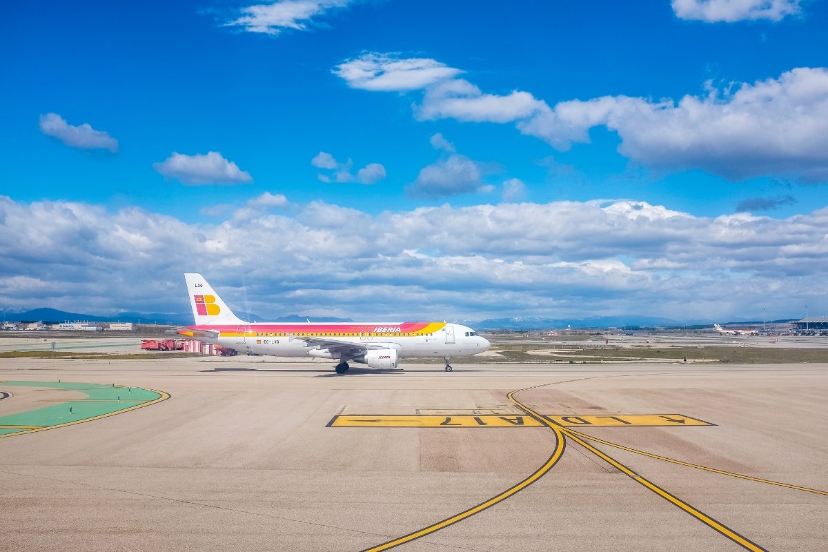 aeropuerto de madrid con aviones despegando 4