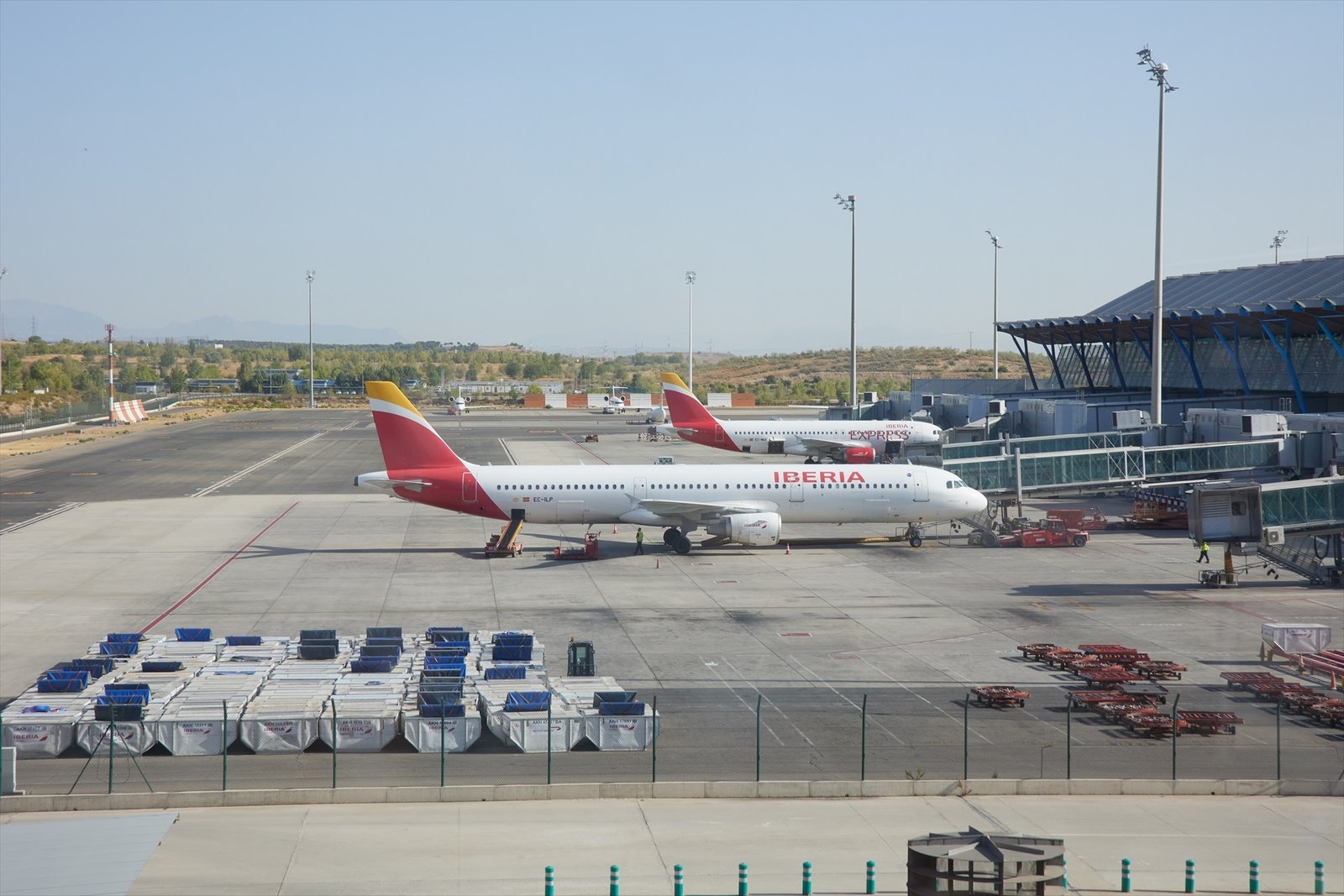 aeropuerto de madrid con aviones en espera