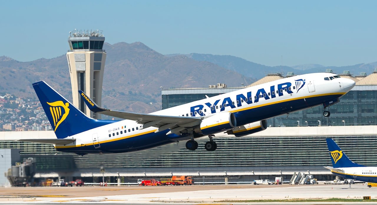 aeropuerto de malaga con aviones en vuelo