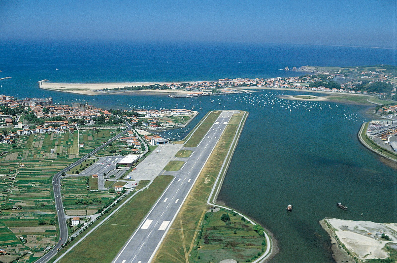 aeropuerto de san sebastian con aviones