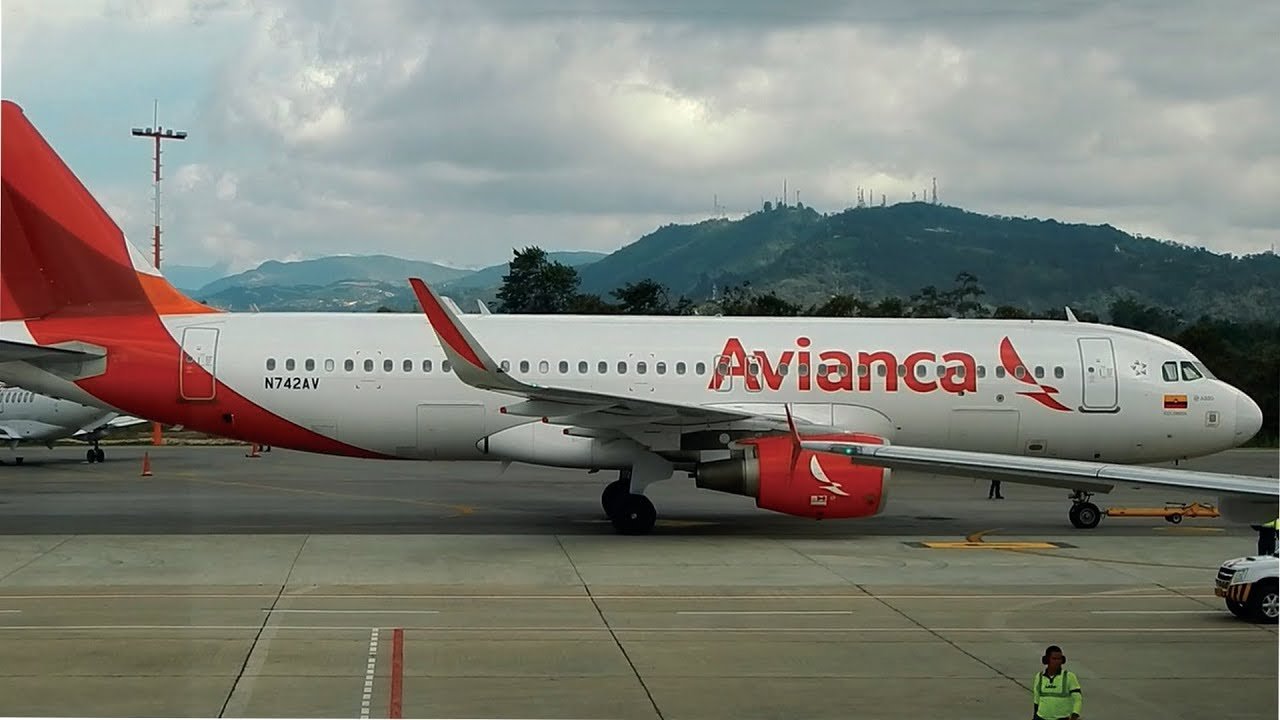 aeropuerto de santander con aviones despegando 1