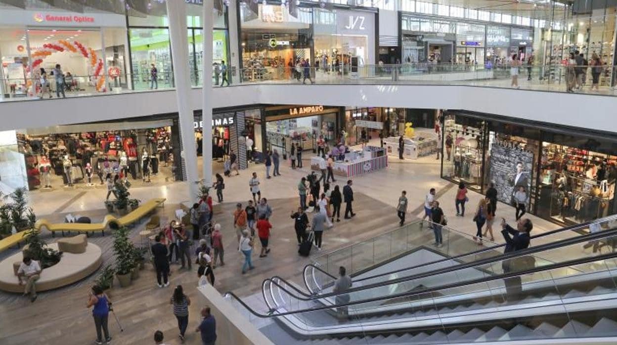 aeropuerto de sevilla con tienda adidas visible