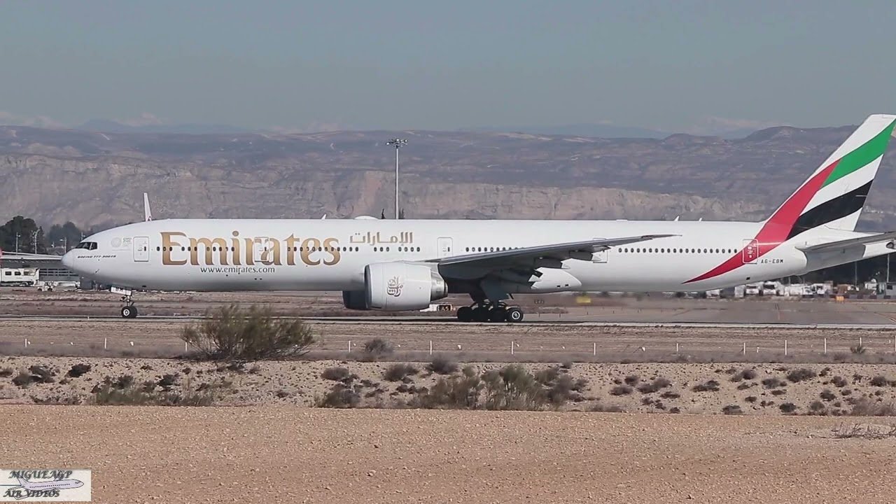 aeropuerto de zaragoza con aviones despegando 1