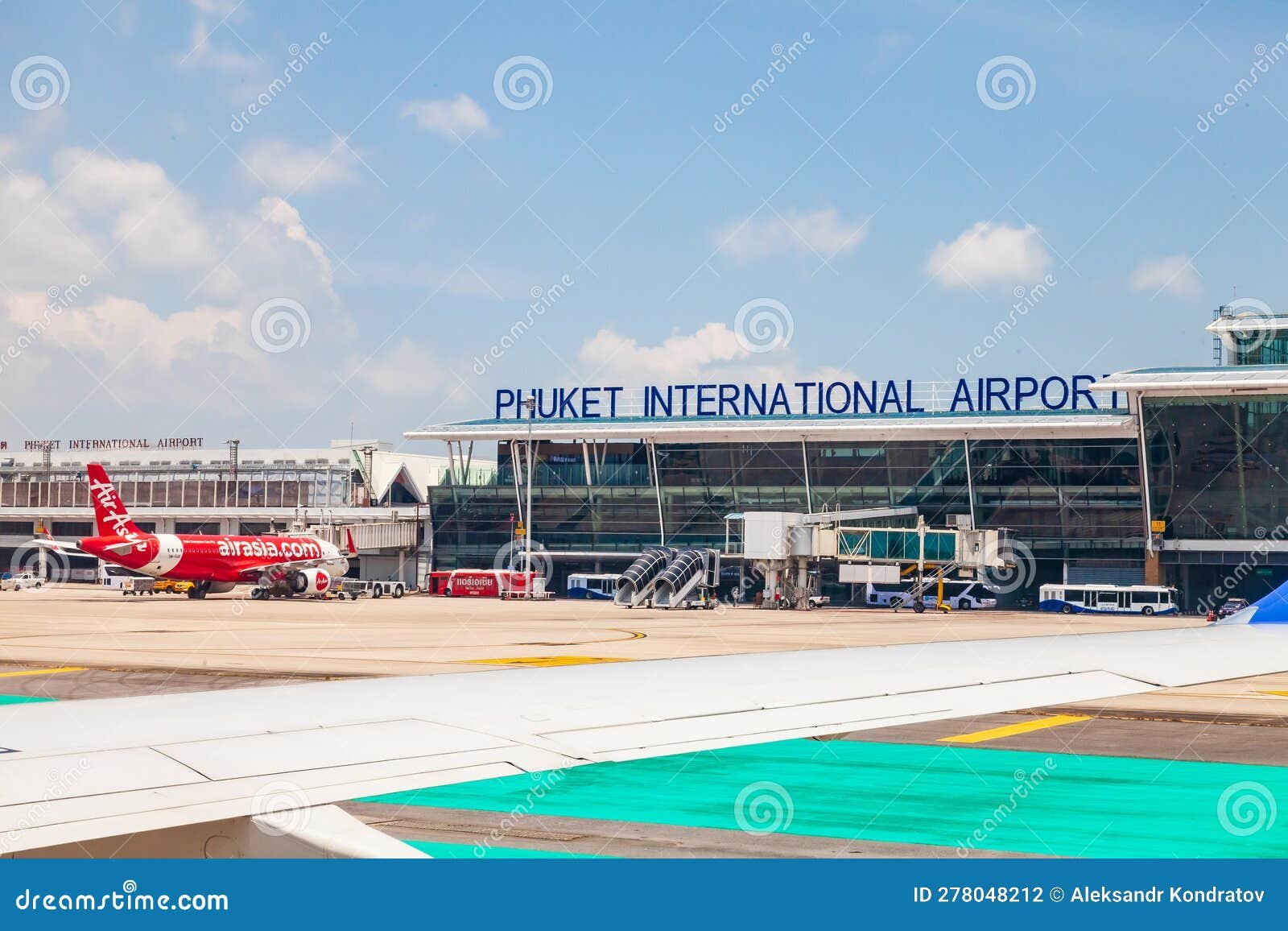 aeropuerto internacional con aviones de pasajeros