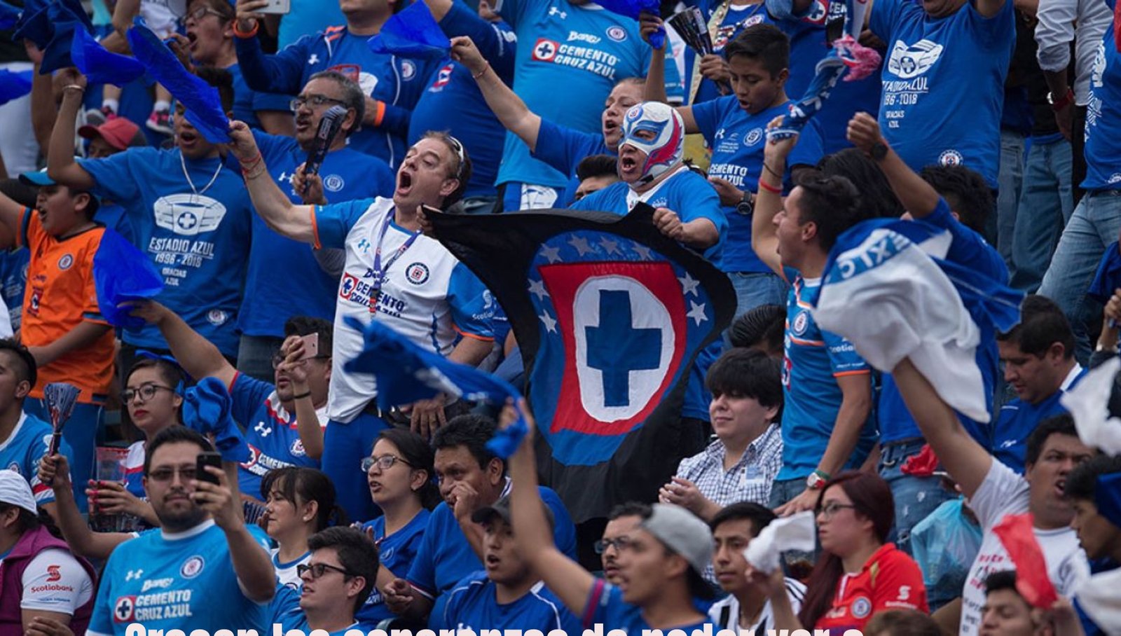 aficionados animando a la cruz azul