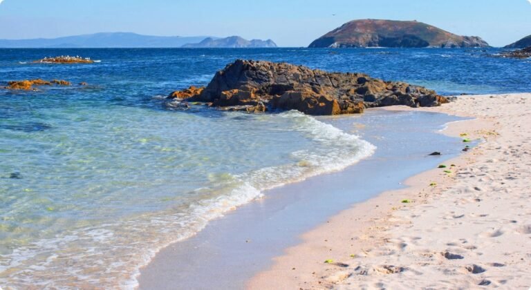 Dónde dormir en la isla de Ons Guía de alojamientos y camping