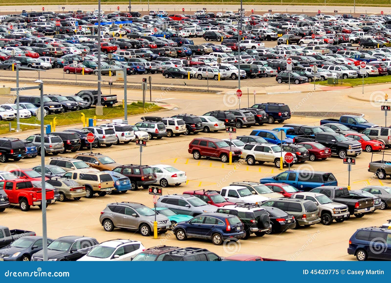 aparcamiento en aeropuerto con coches estacionados
