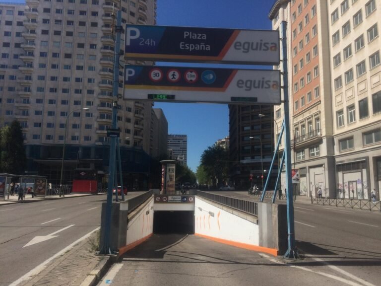 Dónde encontrar parking cerca de Plaza España en Madrid