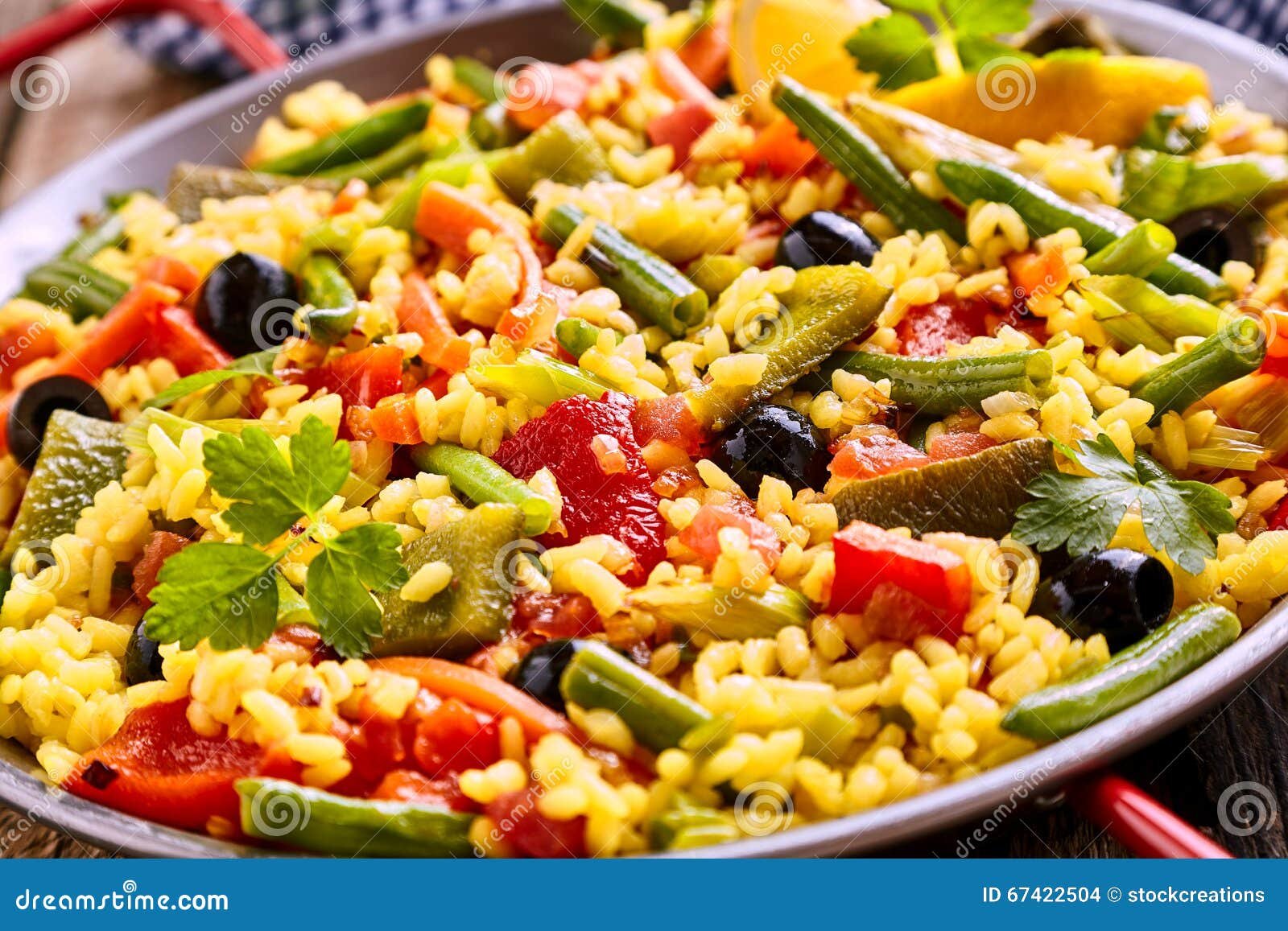 arroz en una paellera colorida