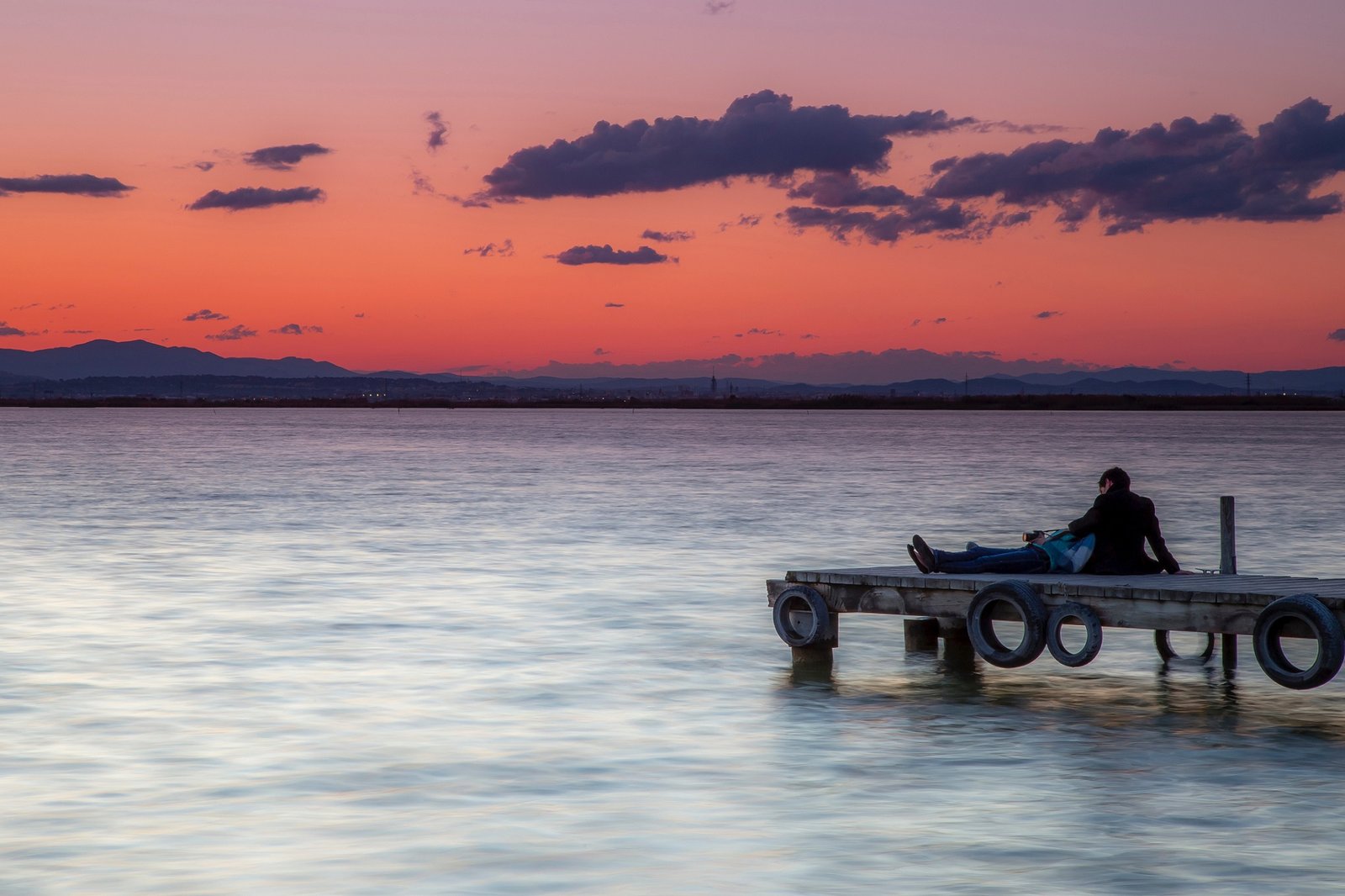atardecer romantico en la playa de valencia