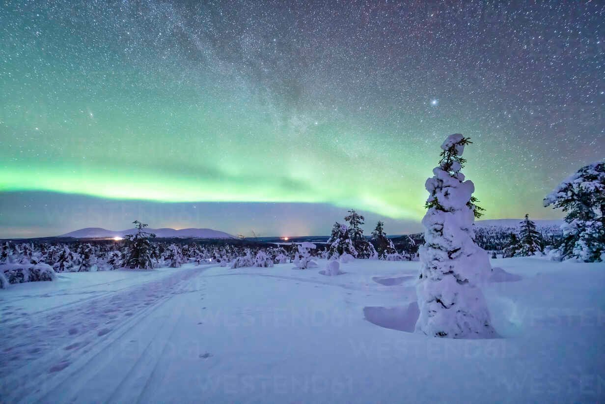auroras boreales sobre un paisaje nevado