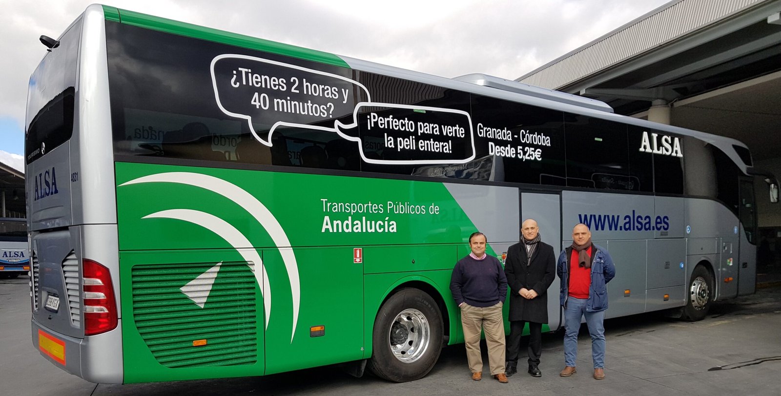 autobus de alsa en paisaje andaluz scaled