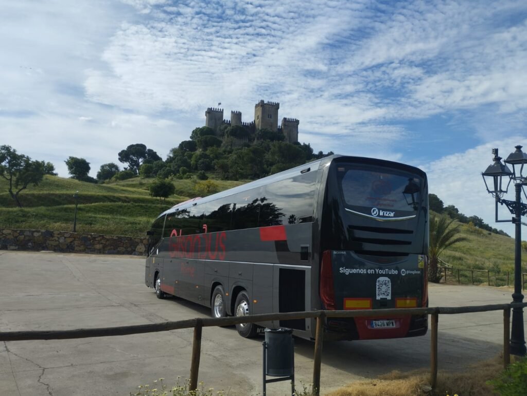 autobus en carretera con paisaje andaluz