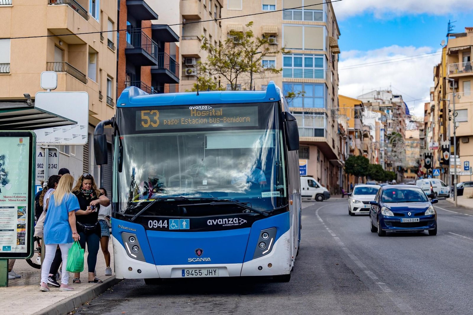 autobus en carretera hacia benidorm