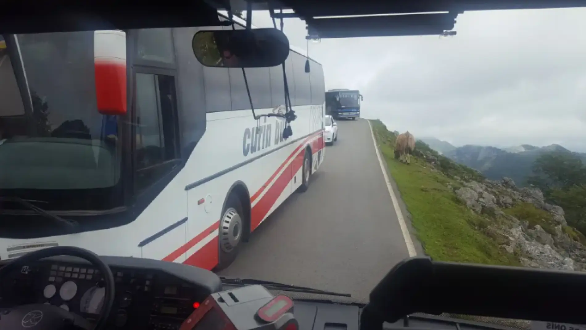 autobus en ruta hacia covadonga