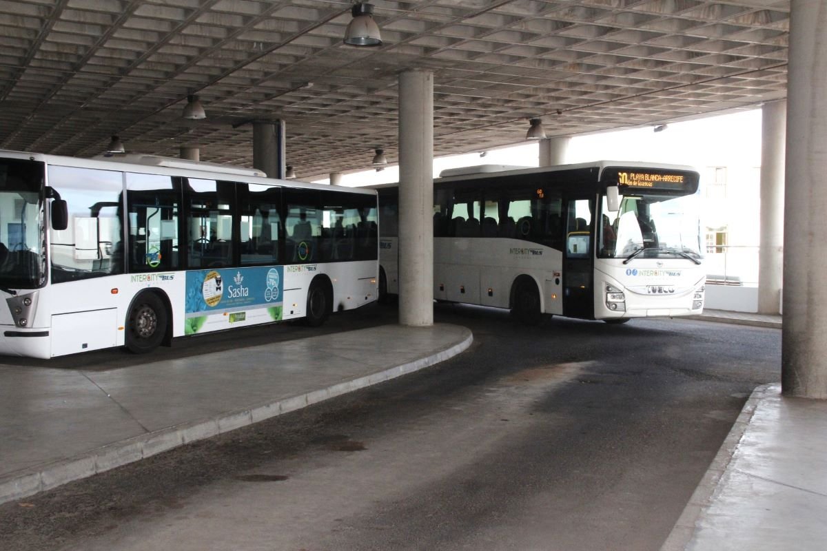 autobus en ruta hacia playa blanca