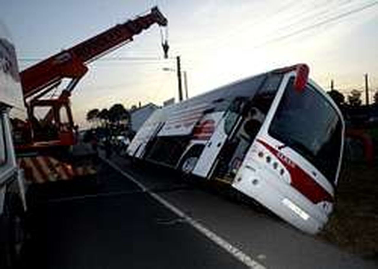 autobus en una carretera hacia rota