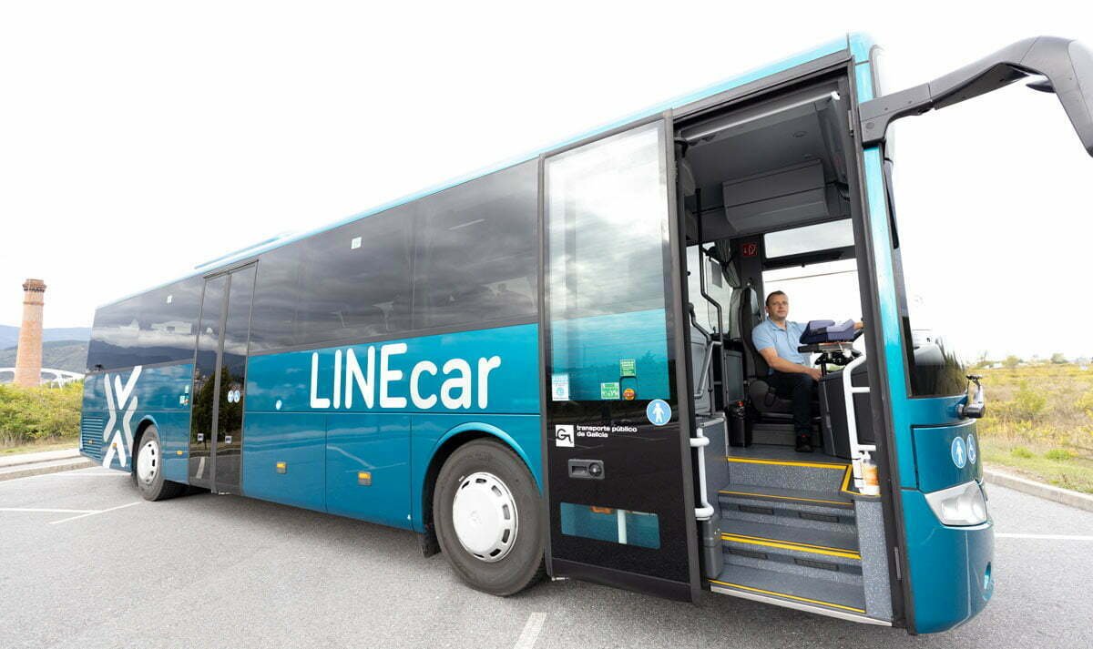 autobus linecar en ruta por valladolid