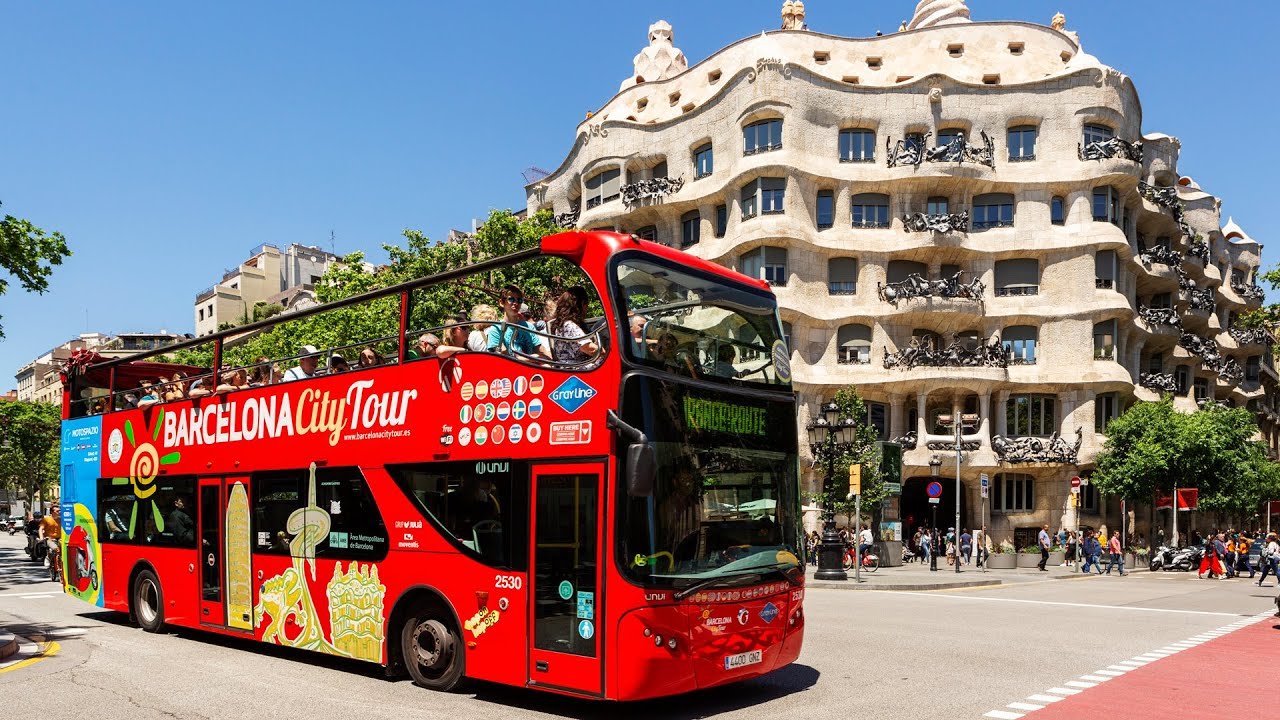 autobus turistico rojo en barcelona