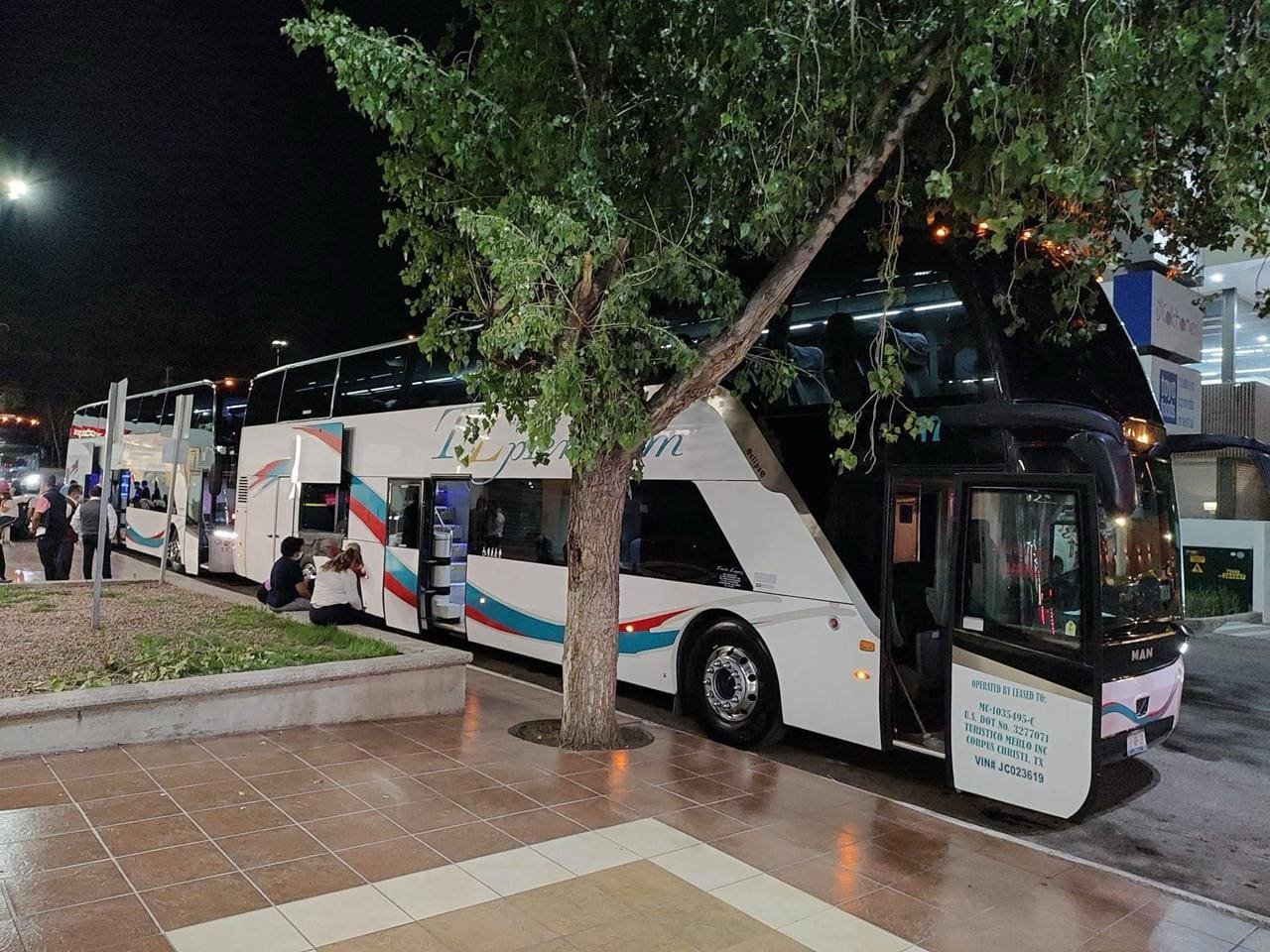 autobus viajando por carretera entre ciudades 1
