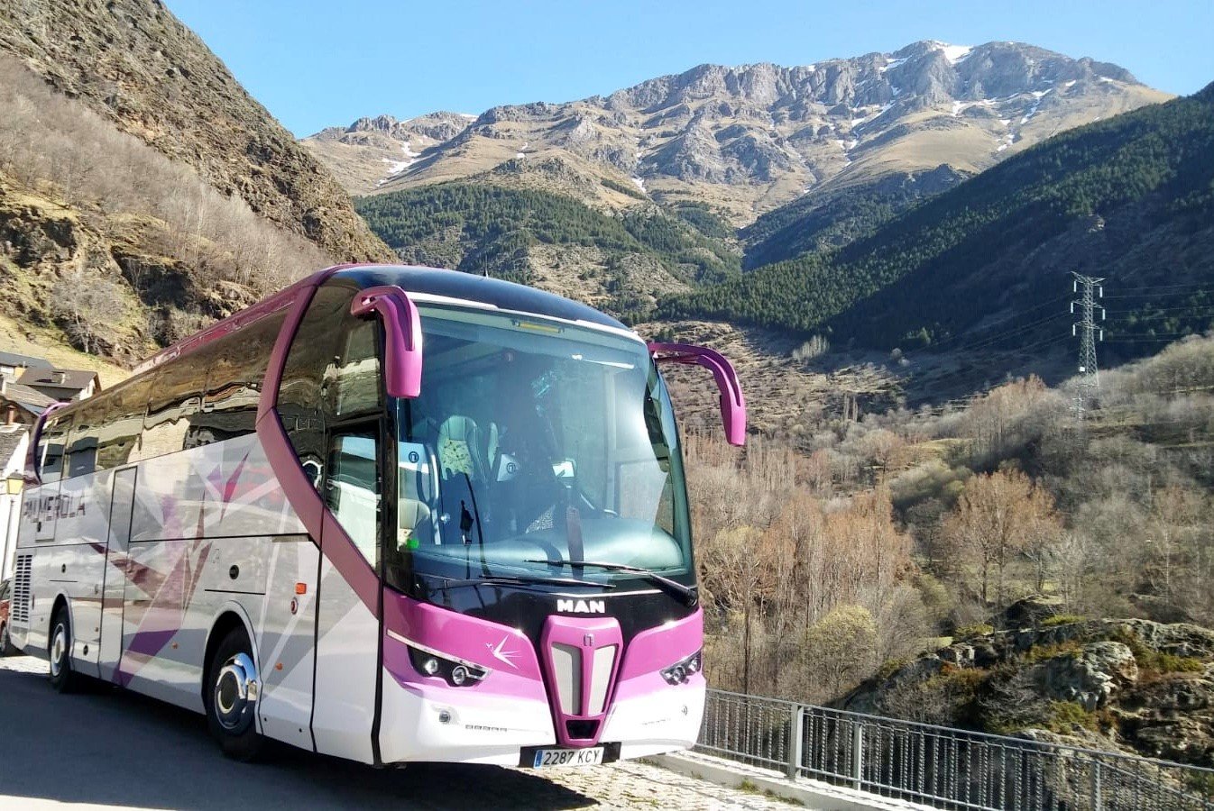 autobus viajando por los pirineos