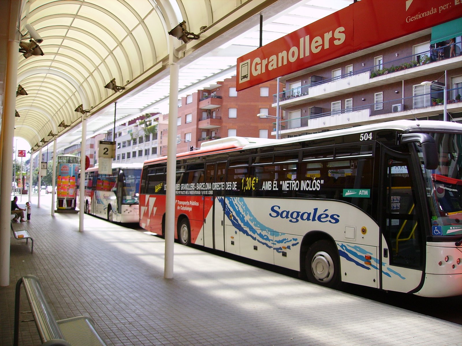 autobuses en una estacion de transporte
