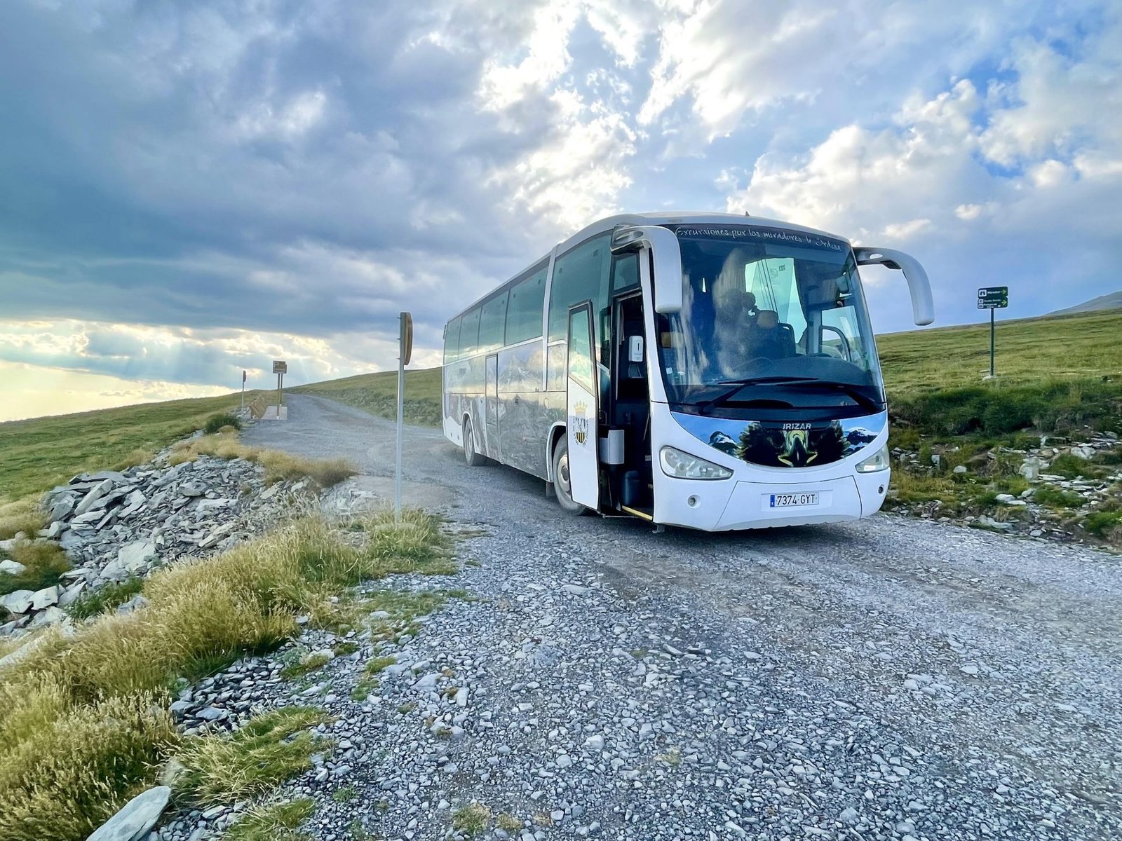 autocar en ruta por paisajes de espana