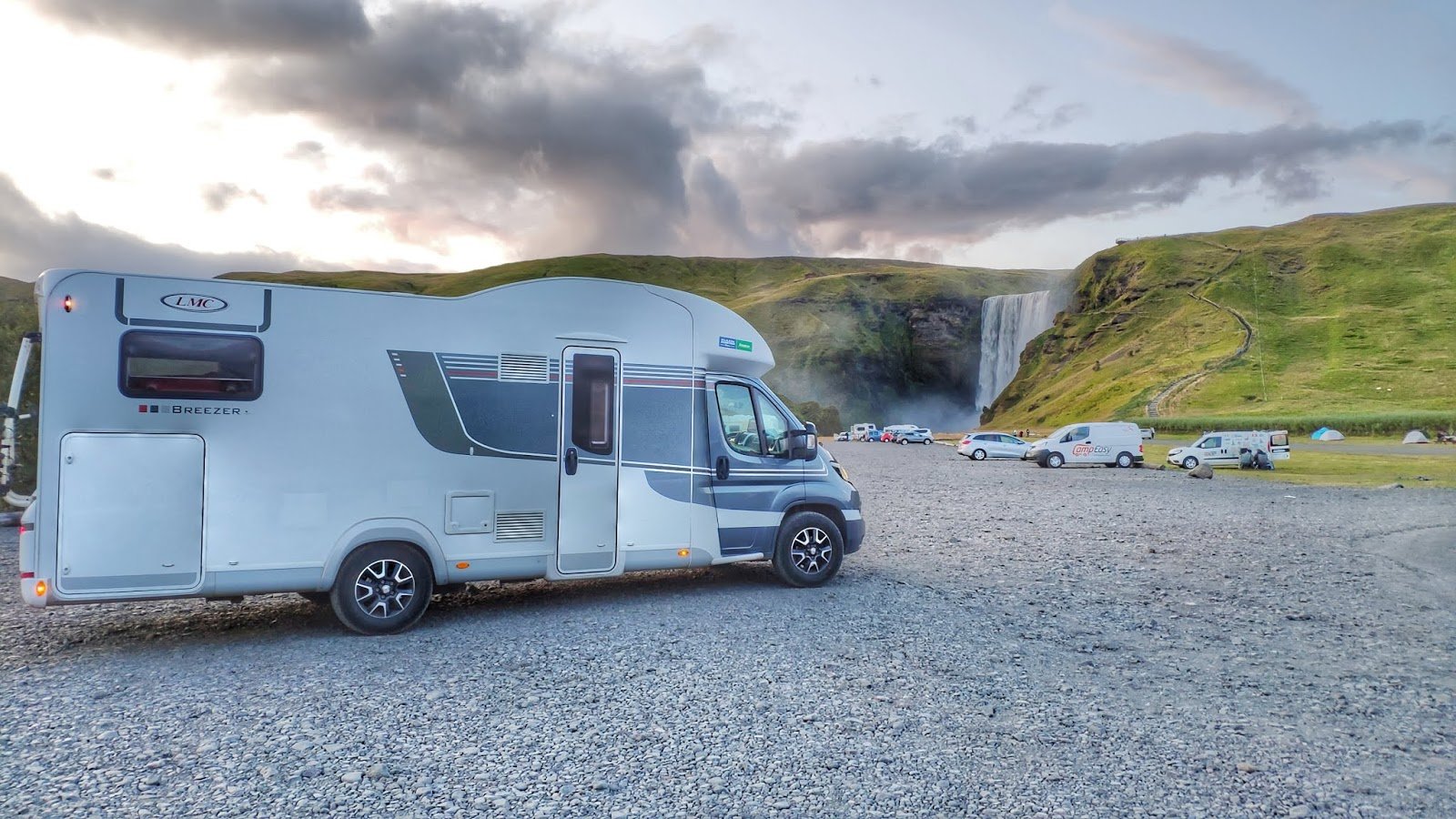 autocaravana en paisajes islandeses espectaculares