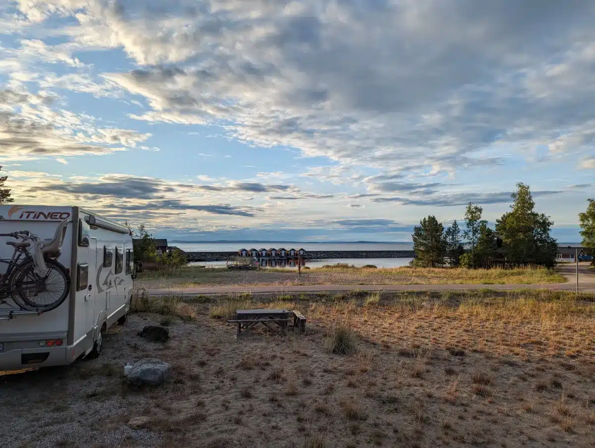 autocaravana en un paisaje europeo