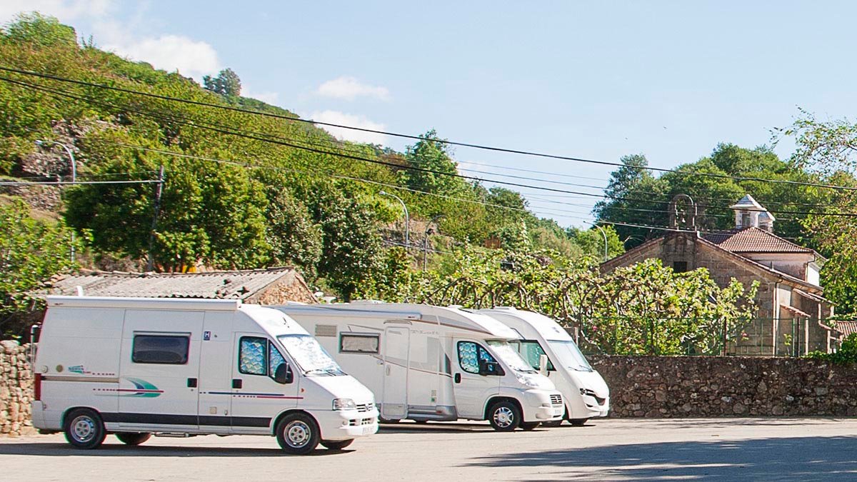 autocaravanas estacionadas en una calle de barcelona