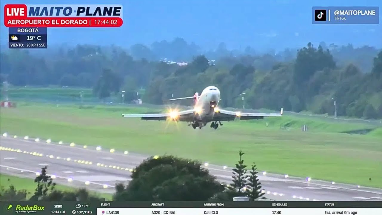 avion despegando en un aeropuerto internacional 3
