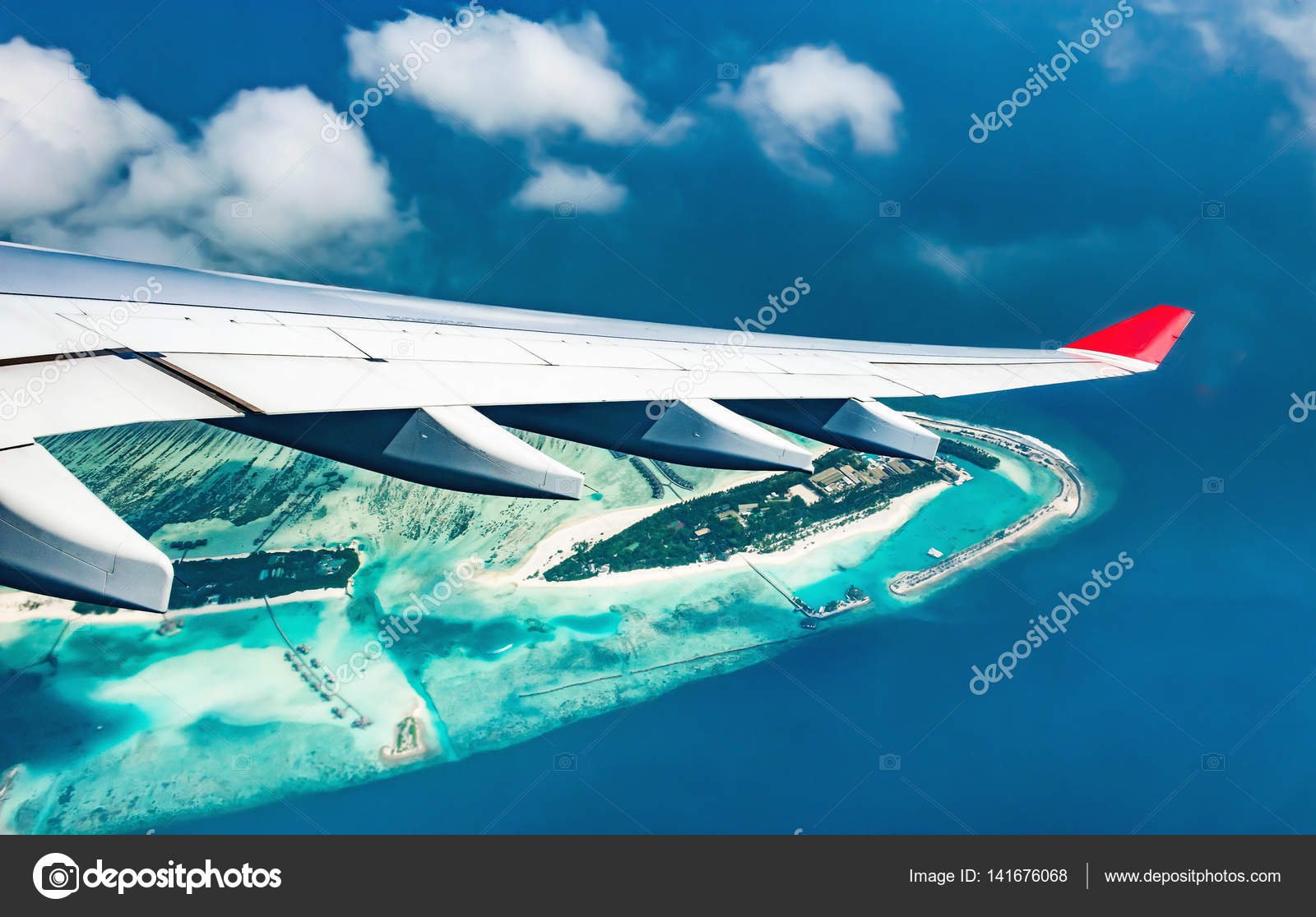 avion volando sobre el mar azul