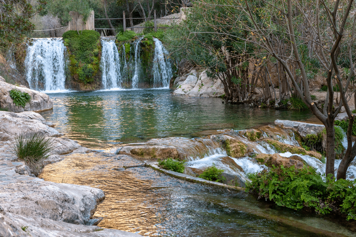 balneario con aguas termales y naturaleza