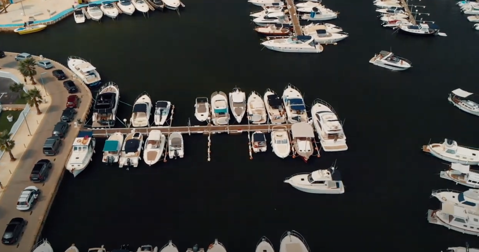 barco amarrado en cala en bosch