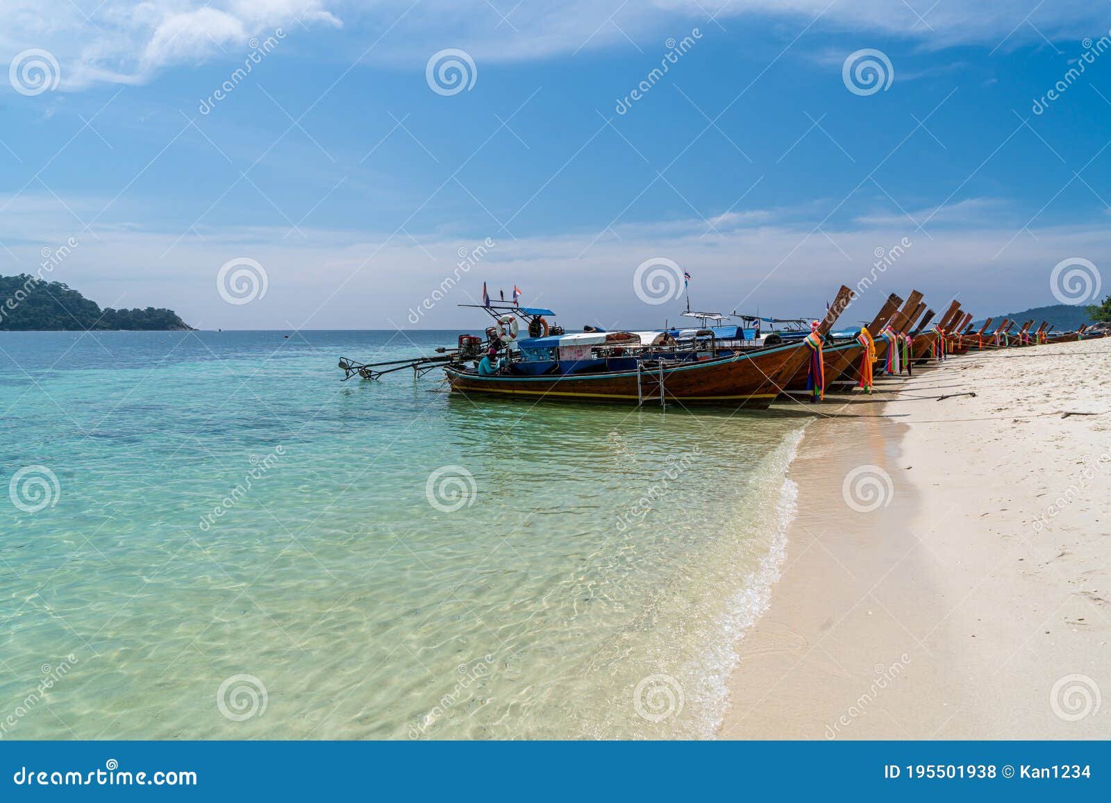 barco en aguas cristalinas de tailandia