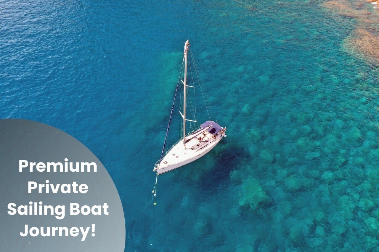 barco navegando en aguas cristalinas canarias