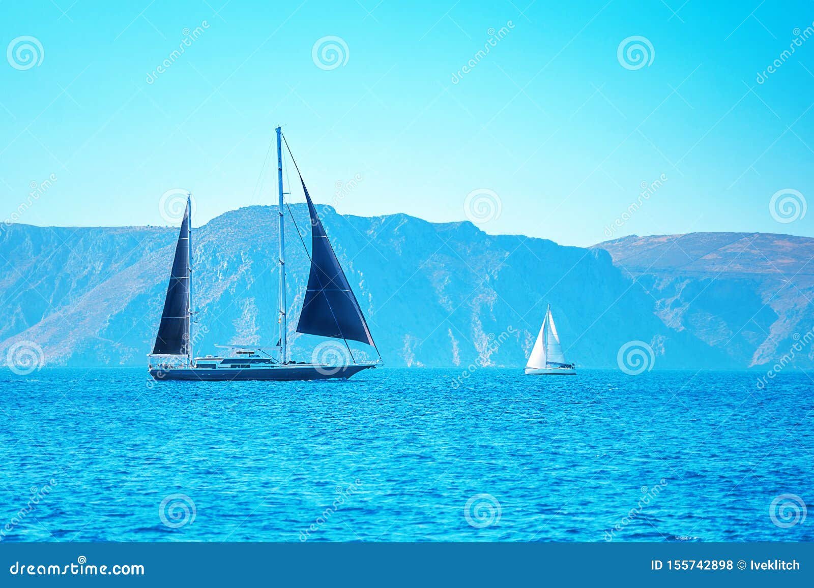 barco navegando en el mar azul
