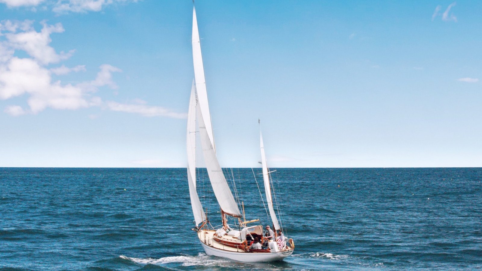 barco navegando en el oceano atlantico scaled