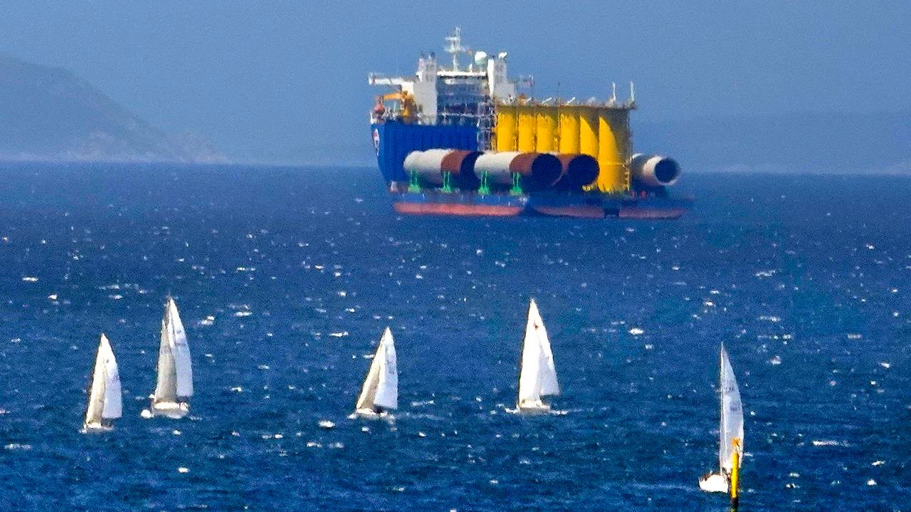 barco navegando hacia las islas cies 1
