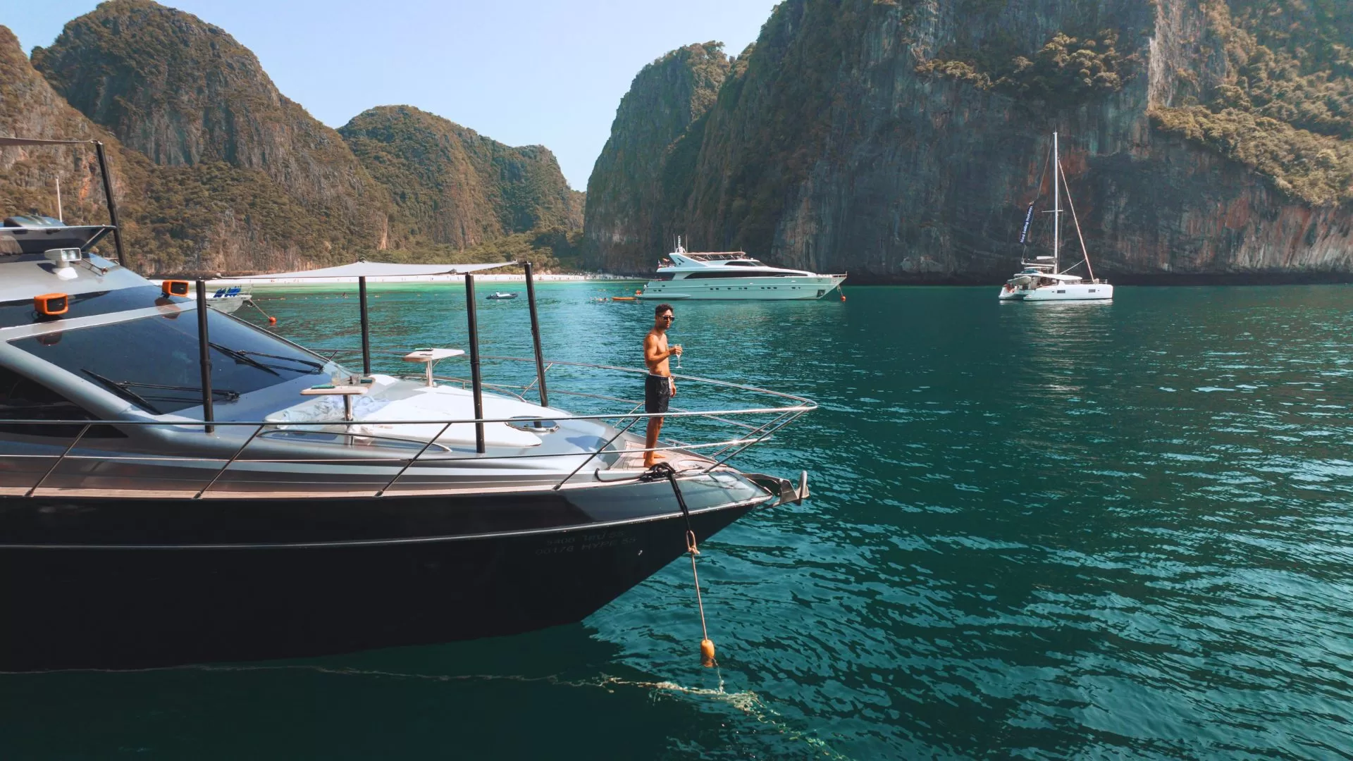 barco navegando hacia las islas phi phi