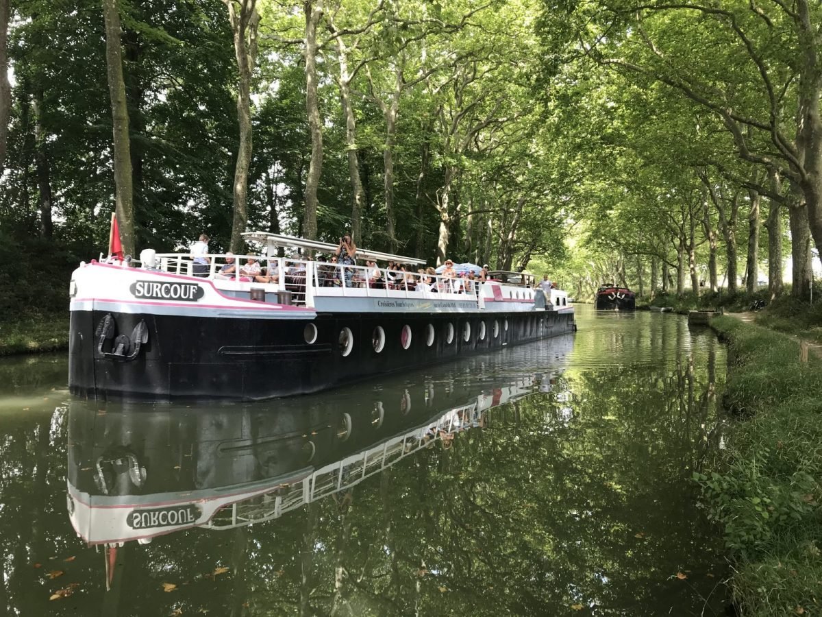 barco navegando por el canal du midi