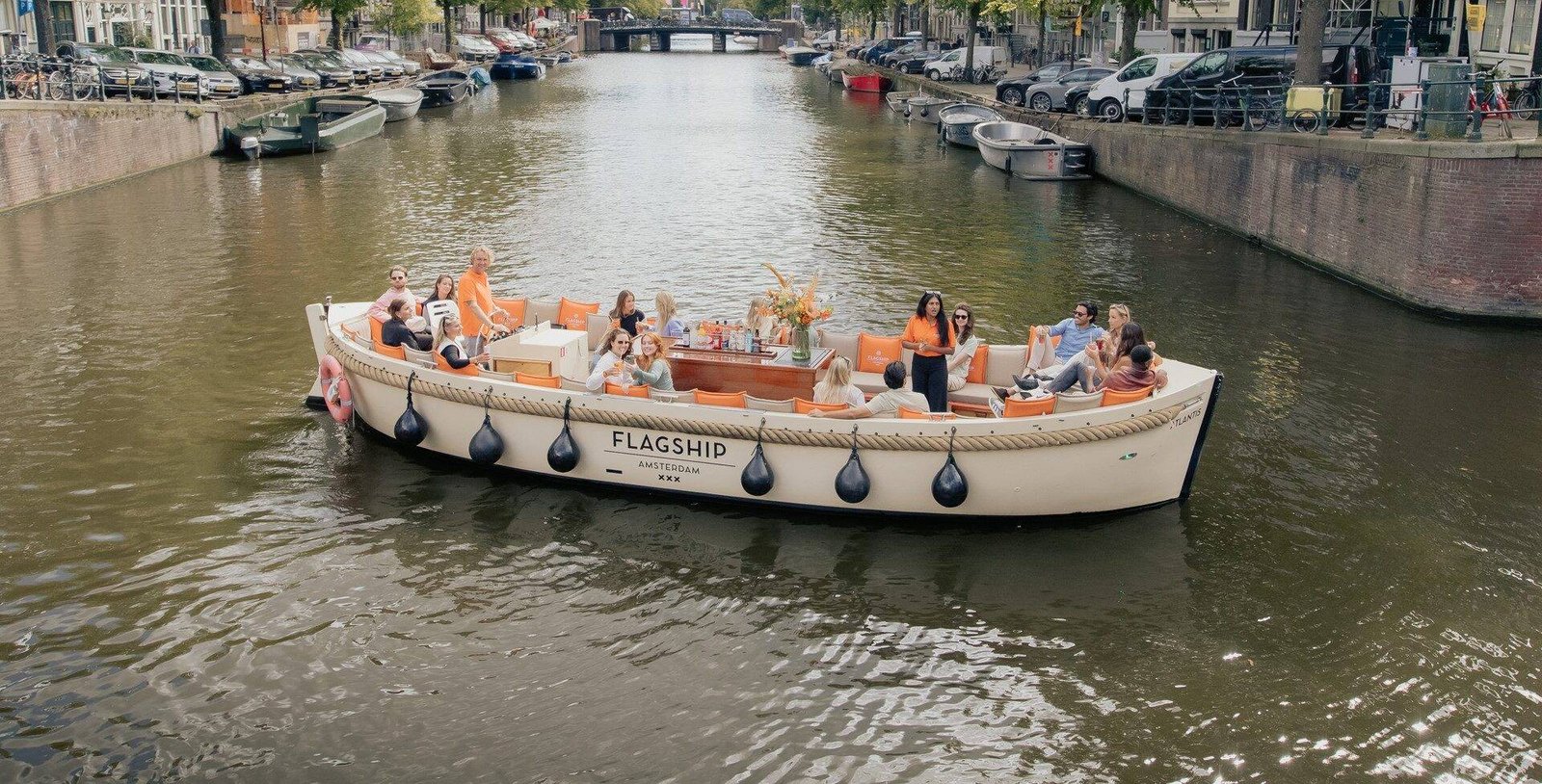 barco navegando por los canales de amsterdam