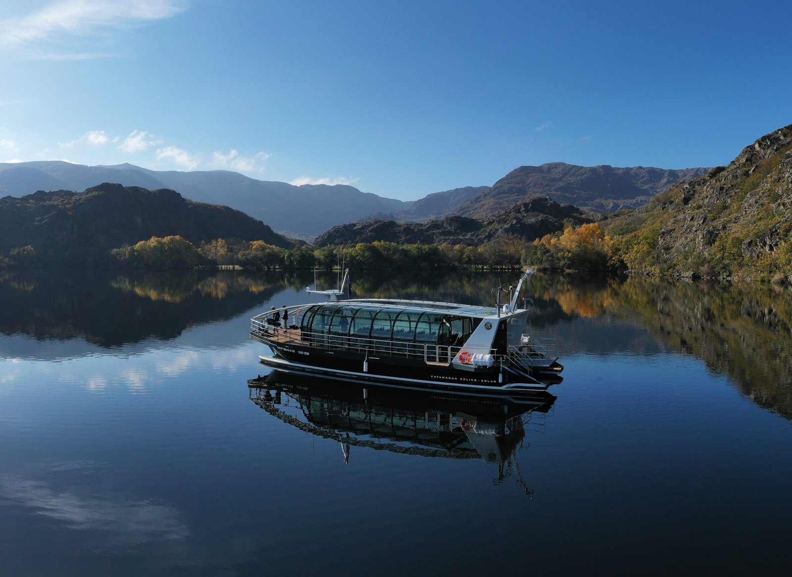 barco navegando por un rio en espana scaled