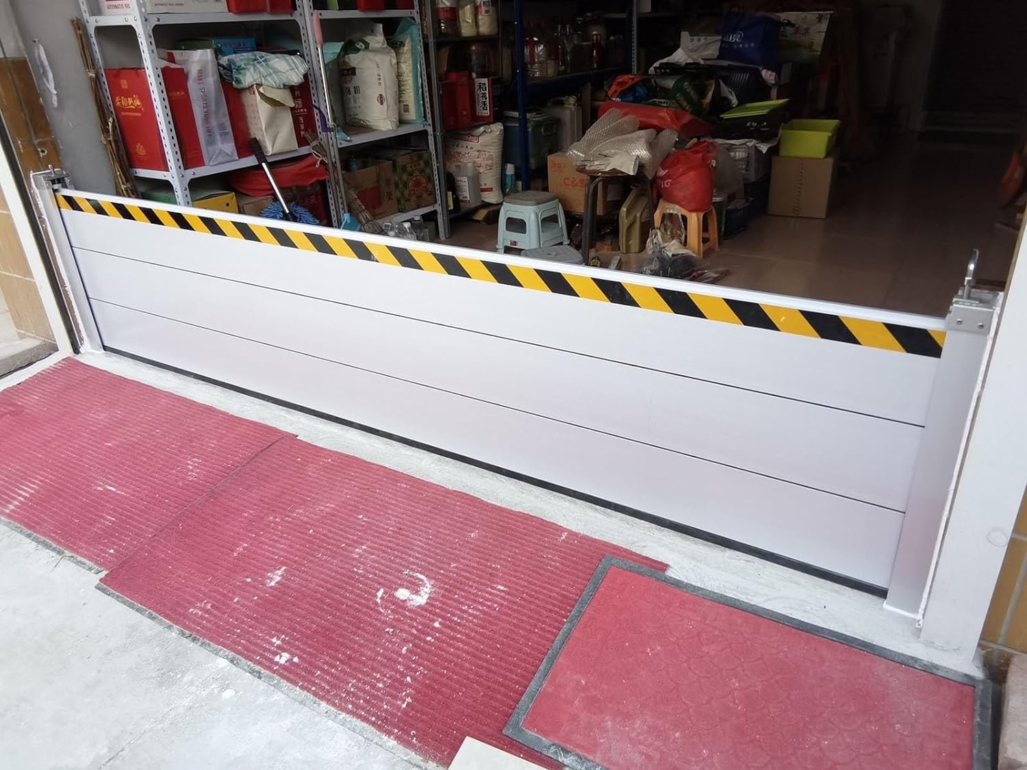 barrera anti inundacion en puerta de entrada