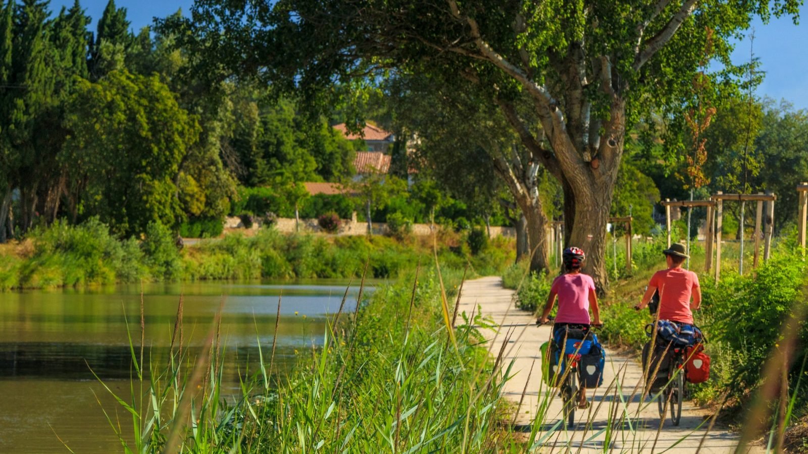 bicicleta junto al canal del midi