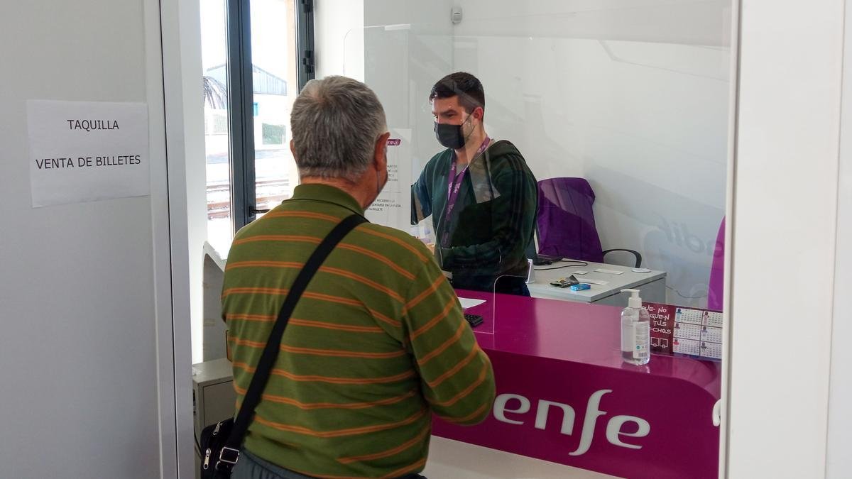 billete de tren en una taquilla