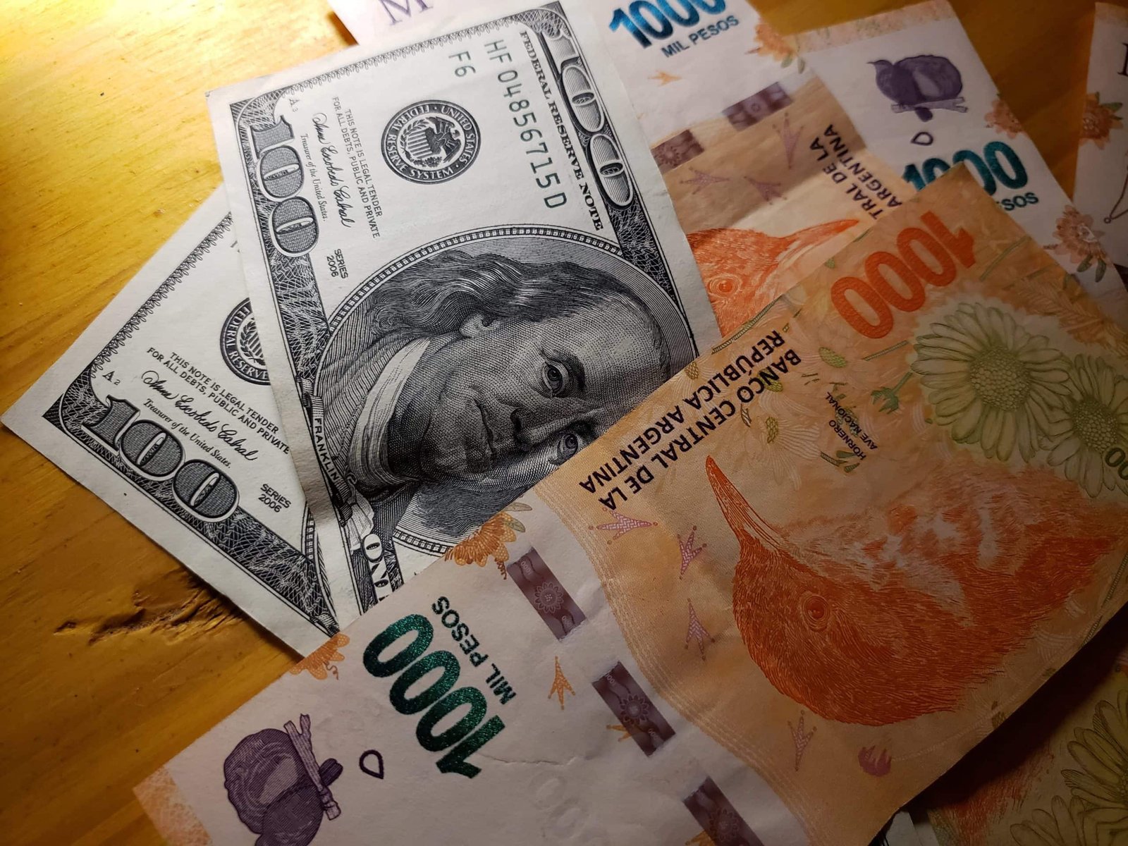 billetes de euro y peso argentino juntos