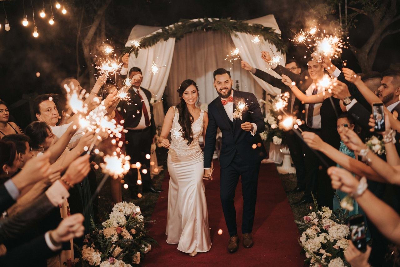 boda en capilla con luces de neon