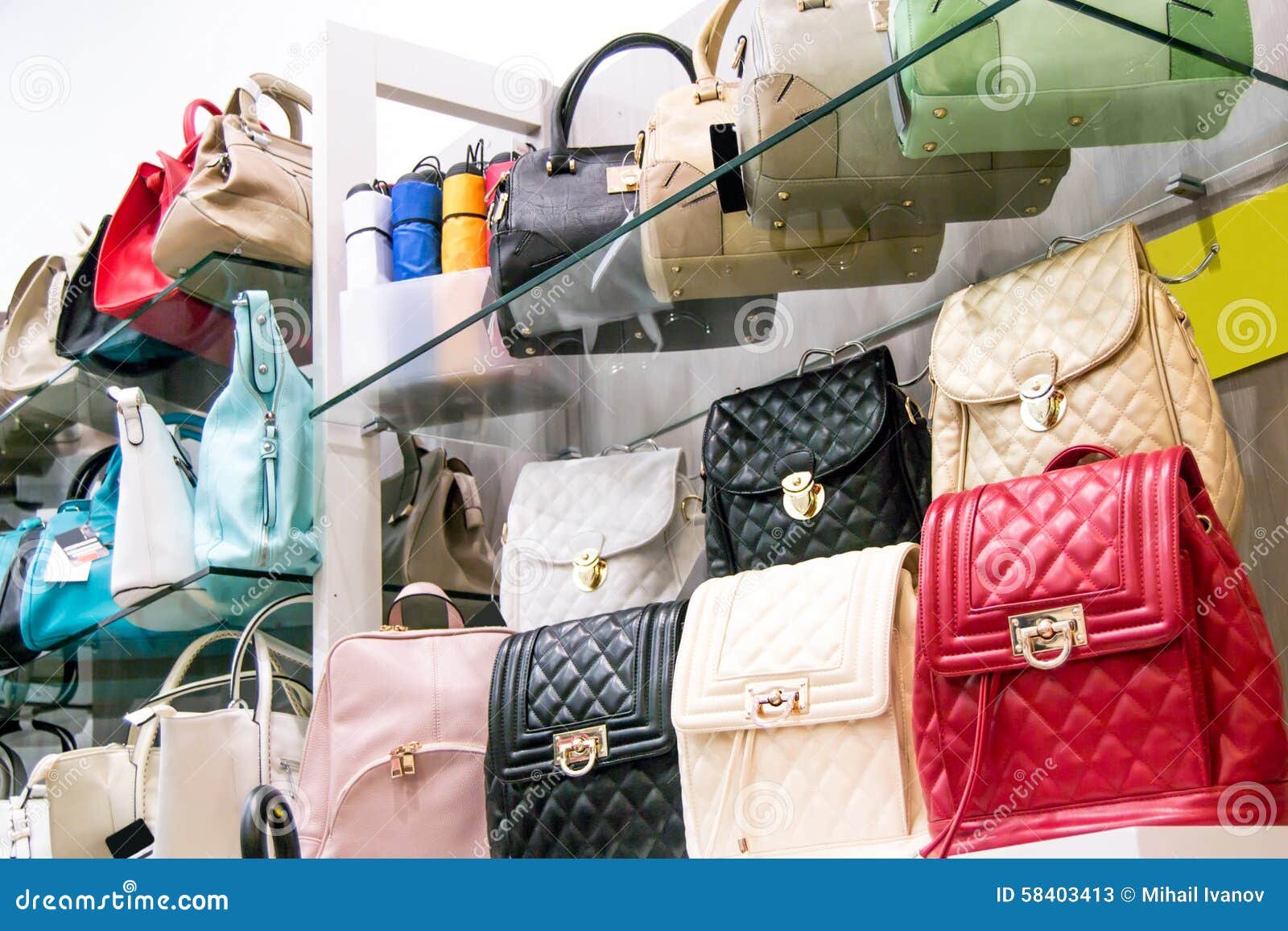 bolsos coloridos en una tienda elegante